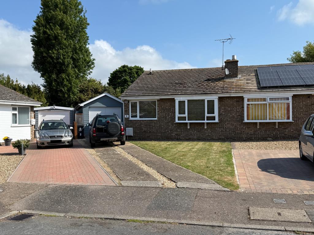 Lot: 163 - SEMI-DETACHED BUNGALOW FOR INVESTMENT - a three bedroom bungalow with garage and gardens